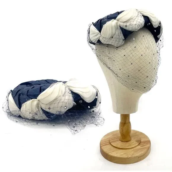 Vintage 1950s Pillbox Hat Navy Straw With White Rose Petals Mesh Veil Rhinestone - Picture 2 of 16
